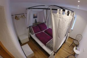 埃布斯Hoamatl的一间小卧室,配有一张带天蓬的床