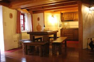 塞亚Casa do Tio João的厨房配有木桌和长凳