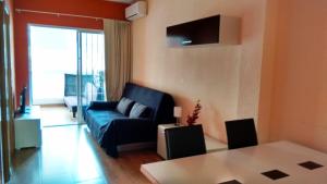 贝尼多姆Precioso Apartment Lepanto-Levante的客厅配有蓝色的沙发和桌子