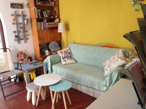 伊里斯斯Summer Den的客厅配有沙发和桌子