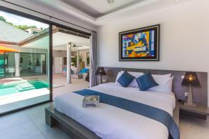 苏梅岛Villa Tropical Cocoon的一间带大床的卧室和一个游泳池