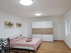 科佩尔Vila Maris的卧室配有粉红色的床和镜子