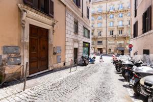 罗马Trevi Private Suites by Premium Suites Collection的一条鹅卵石街道,有一排摩托车停放