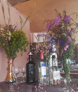 居塔Levan & Megi的一张桌子,上面放有酒瓶和玻璃杯,还有鲜花