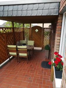 门登Ferienwohnung Menden的一个带桌椅和围栏的庭院
