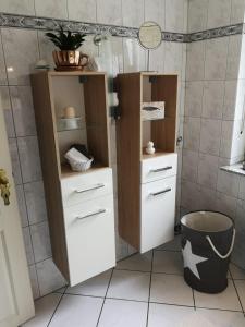 门登Ferienwohnung Menden的浴室设有白色橱柜和垃圾桶