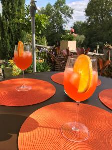 内拉克Moulin de Bapaumes的桌子上红盘上的两杯橙汁