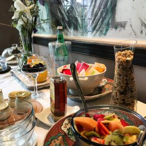 内拉克Moulin de Bapaumes的餐桌,盘子和一碗水果