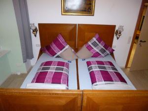 福森Lucky Home Ludwig Appartment的一张带紫色和白色枕头的床