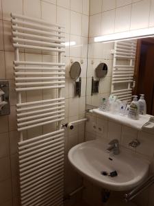 Hotel Jägerhof garni的一间浴室
