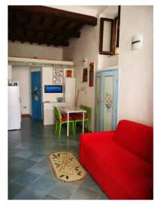 Isola del GiglioLA PERLA的客厅配有红色的沙发和桌子
