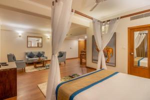 西姆拉Larisa Shimla的一间卧室设有一张床和一间客厅。
