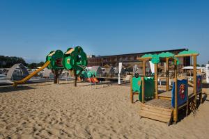 比比翁Lino delle Fate Eco Resort的沙滩上的游乐场
