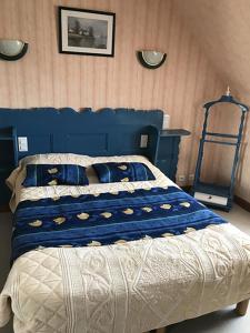 普洛默迪耶尔恩梅内斯-霍姆住宿加早餐旅馆的一间卧室配有蓝色的床和蓝色的床头板