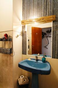 拉戈斯Olive Hostel Lagos的浴室设有蓝色水槽和镜子