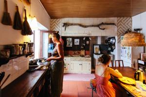 拉戈斯Olive Hostel Lagos的两名妇女站在厨房准备食物