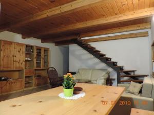 维帕瓦Guest House Nanos的客厅设有木桌和楼梯。