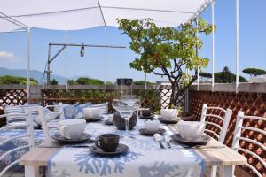 马瑞纳迪卡拉拉Levante的一张带蓝白桌布的桌子