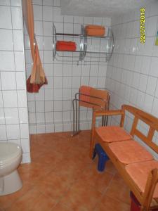 Dändorf3***Ferienwohnungen Neumann的浴室配有卫生间、长凳和水槽。