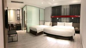 台南文悦旅栈的酒店客房配有两张床和一张书桌
