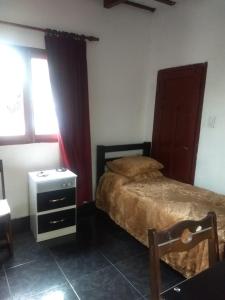 萨尔塔Ksa en la Linda的一间卧室配有一张床、一个梳妆台和一扇窗户。
