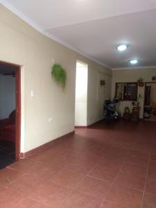 萨尔塔Ksa en la Linda的一间铺有瓷砖地板的客厅和一间带摩托车的房间