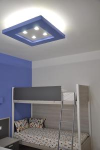 加利波利Ventidimaregallipoli的客房设有带蓝色天花板的双层床。