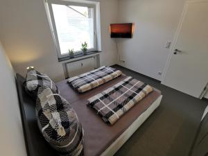 格雷弗拉特Ferienwohnung Boosch的一间卧室设有两张床和窗户。