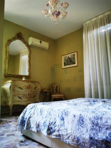 威尼斯丽都Cà ARIVANLIAL Venice villa apartament的一间卧室配有一张床和镜子