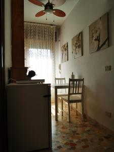 威尼斯丽都Cà ARIVANLIAL Venice villa apartament的厨房配有桌子,柜台上摆放着猫