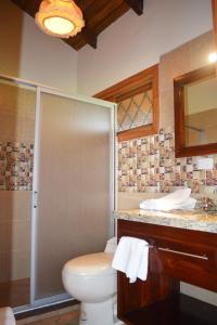 塔巴贝拉Quinta La Constanza的带淋浴、卫生间和盥洗盆的浴室