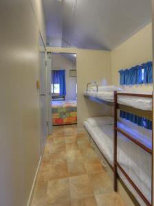 卡德韦尔克卡巴拉假日公园酒店的带两张双层床的客房和走廊