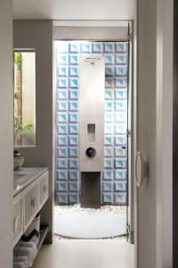 吉利美诺Meno House - Adults Only的浴室铺有蓝色和白色的瓷砖。