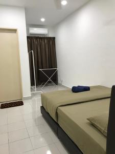 实达阿南NZAK Homestay, Bukit Bandaraya Seksyen U11的一间带床的卧室,位于带窗户的房间内