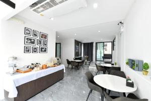碧差汶Feungfah Litz的厨房以及带桌椅的用餐室。