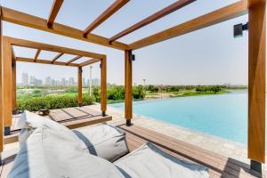 迪拜Vida Emirates Hills Residences的从带游泳池的房屋甲板上欣赏美景