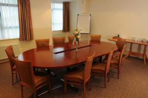 巴拉撒拉塞夫顿快捷酒店的一间会议室,配有木桌和椅子