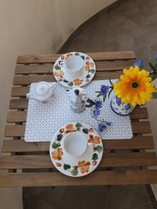 因佩里亚La bomboniera的桌子上放有盘子和杯子,花朵