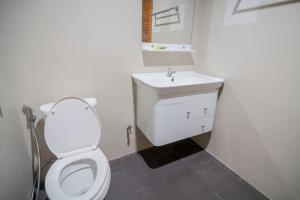 南邦Banlanna Hotel Lampang的浴室配有白色卫生间和盥洗盆。