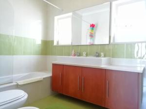 卡拉帕泰拉Casa Luminosa的一间带水槽、浴缸和卫生间的浴室