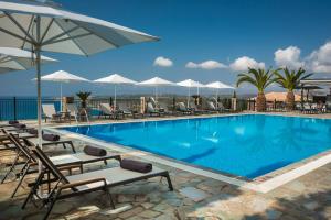 弗拉哈塔Antonia Hotel的一个带椅子和遮阳伞的大型游泳池