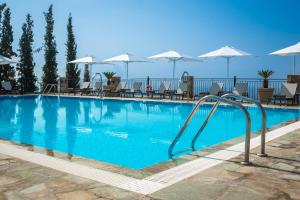 弗拉哈塔Antonia Hotel的一个带椅子和遮阳伞的大型蓝色游泳池