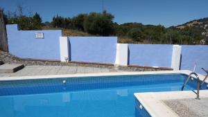 埃尔博斯克El Garrotal的蓝色和白色墙壁前的游泳池