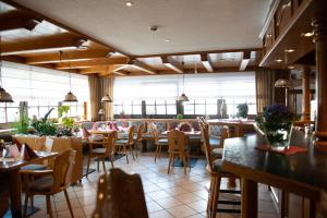 布赫霍尔茨斯托宾馆的餐厅设有桌椅和窗户。