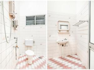 TangkakD' Anjung Inn的一间带卫生间和水槽的浴室