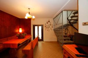 勒威诺Il Giardino Segreto的一间带桌子和楼梯的客厅