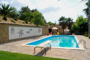 皮亚扎-阿尔梅里纳B&B Villa Bentivoglio的房屋旁带长凳的游泳池