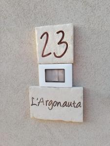 兰佩杜萨L'Argonauta的墙上有二十二个钟