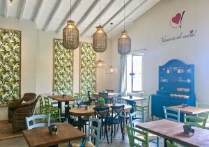 圣费利切德尔贝纳科Vacanze Glamping Boutique的餐厅设有桌椅和窗户。