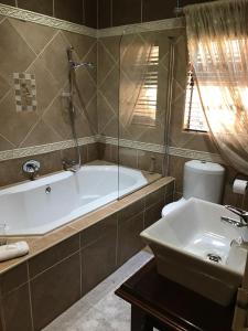 约翰内斯堡适子莫酒店的带浴缸和盥洗盆的浴室